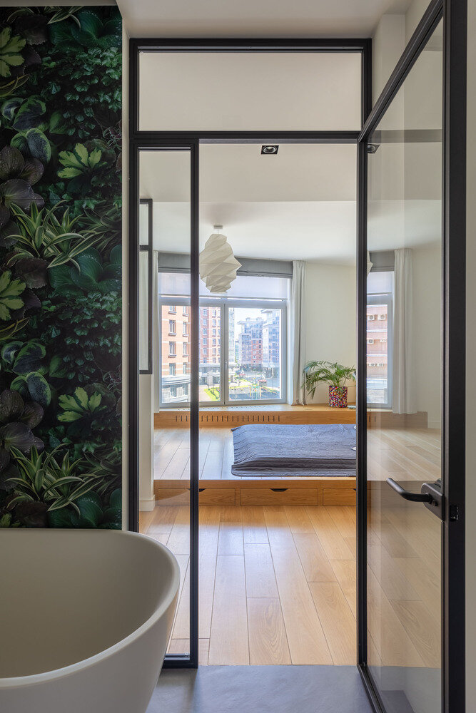 В мастер-спальне был выполнен подиум с системой хранения под ним. Подиум позволил зонировать большое помещение с неправильной геометрией. В мастер-спальне был выполнен подиум с системой хранения под ним. Подиум позволил зонировать большое помещение с неправильной геометрией.