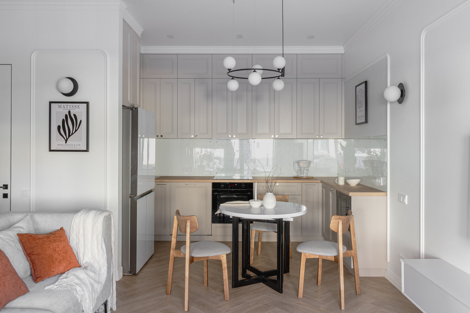 На кухонном фартуке использовали обои Rasch и закрыли их стеклом, рисунок легкий муаровый, интересное неизбитое решение для фартука. На кухонном фартуке использовали обои Rasch и закрыли их стеклом, рисунок легкий муаровый, интересное неизбитое решение для фартука.