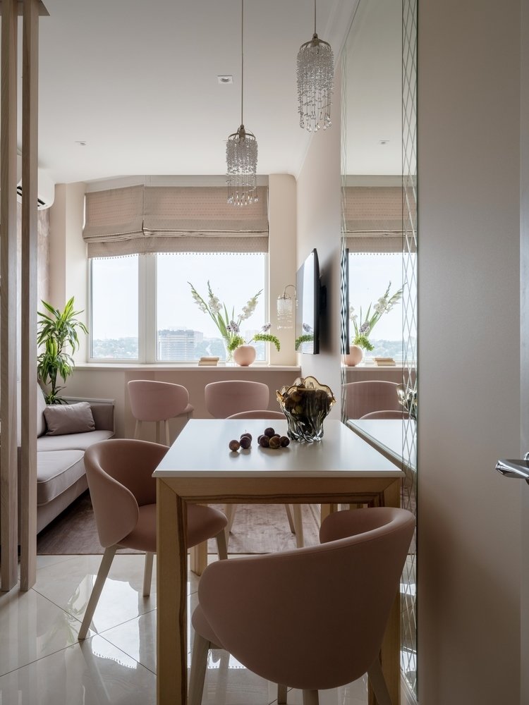 Цветовую гамму составили теплые древесные и природные оттенки, преимущественно светлые, в совокупности со сложными розовыми и зеленоватыми тонами.