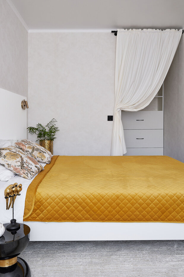 В спальне нашли место для отдельной гардеробной. Ее сделали полностью под заказ по индивидуальным чертежам.