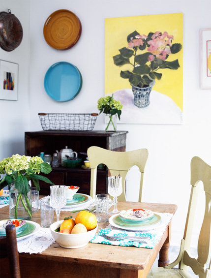 Фотография: Кухня и столовая в стиле Прованс и Кантри, Декор интерьера, Декор дома, Цвет в интерьере, Белый, Камин, Бирюзовый – фото на INMYROOM