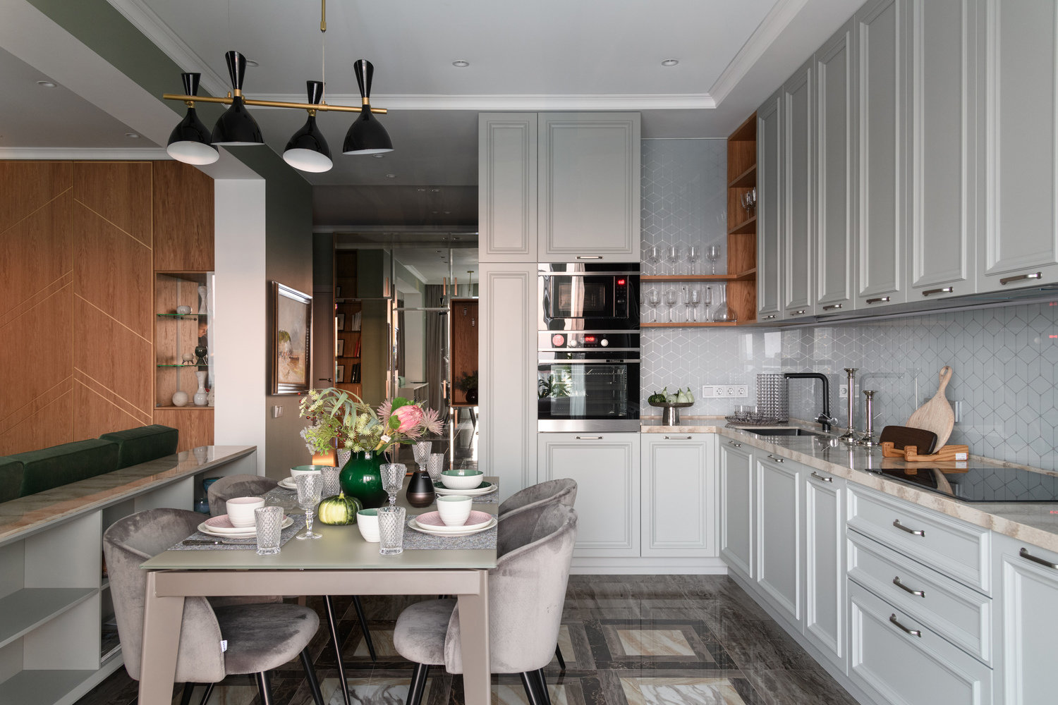 Экономить, конечно, пытались на всем, но не в ущерб качеству. Например, изначально в проект заложили дорогую итальянскую плитку на пол в кухню и прихожую со схожим рисунком, но потом отказались в пользу плитки российского производства. Экономить, конечно, пытались на всем, но не в ущерб качеству. Например, изначально в проект заложили дорогую итальянскую плитку на пол в кухню и прихожую со схожим рисунком, но потом отказались в пользу плитки российского производства.