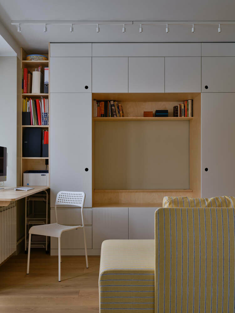 По сути вся мебель — это системы хранения. Из отдельных предметов только кушетка ИКЕА, которую хозяйка переобила в яркий английский хлопок, и дизайнерский барный стул Kartell Spoon, который подошел по высоте к столешнице-подоконнику и, кроме своей основной функции, играет роль декора. По сути вся мебель — это системы хранения. Из отдельных предметов только кушетка ИКЕА, которую хозяйка переобила в яркий английский хлопок, и дизайнерский барный стул Kartell Spoon, который подошел по высоте к столешнице-подоконнику и, кроме своей основной функции, играет роль декора.