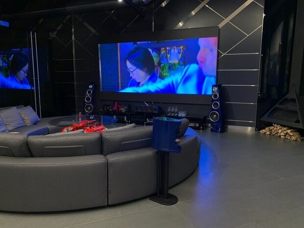 Интерьер гостиной в стиле лофт с элементами хай-тек