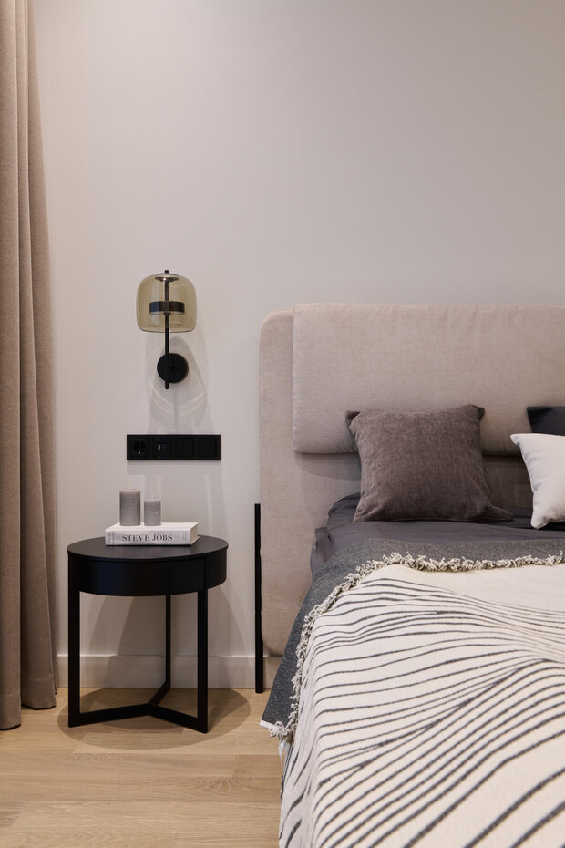 Фотография: Спальня в стиле Современный, Минимализм, Квартира, Проект дня, Москва, 2 комнаты, 60-90 метров, Алина Роговская, ЖК «Квартал» – фото на INMYROOM