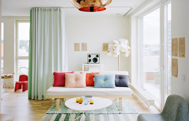 Фотография: Гостиная в стиле Современный, Текстиль, Декор, Цвет в интерьере, Стиль жизни, Советы – фото на INMYROOM