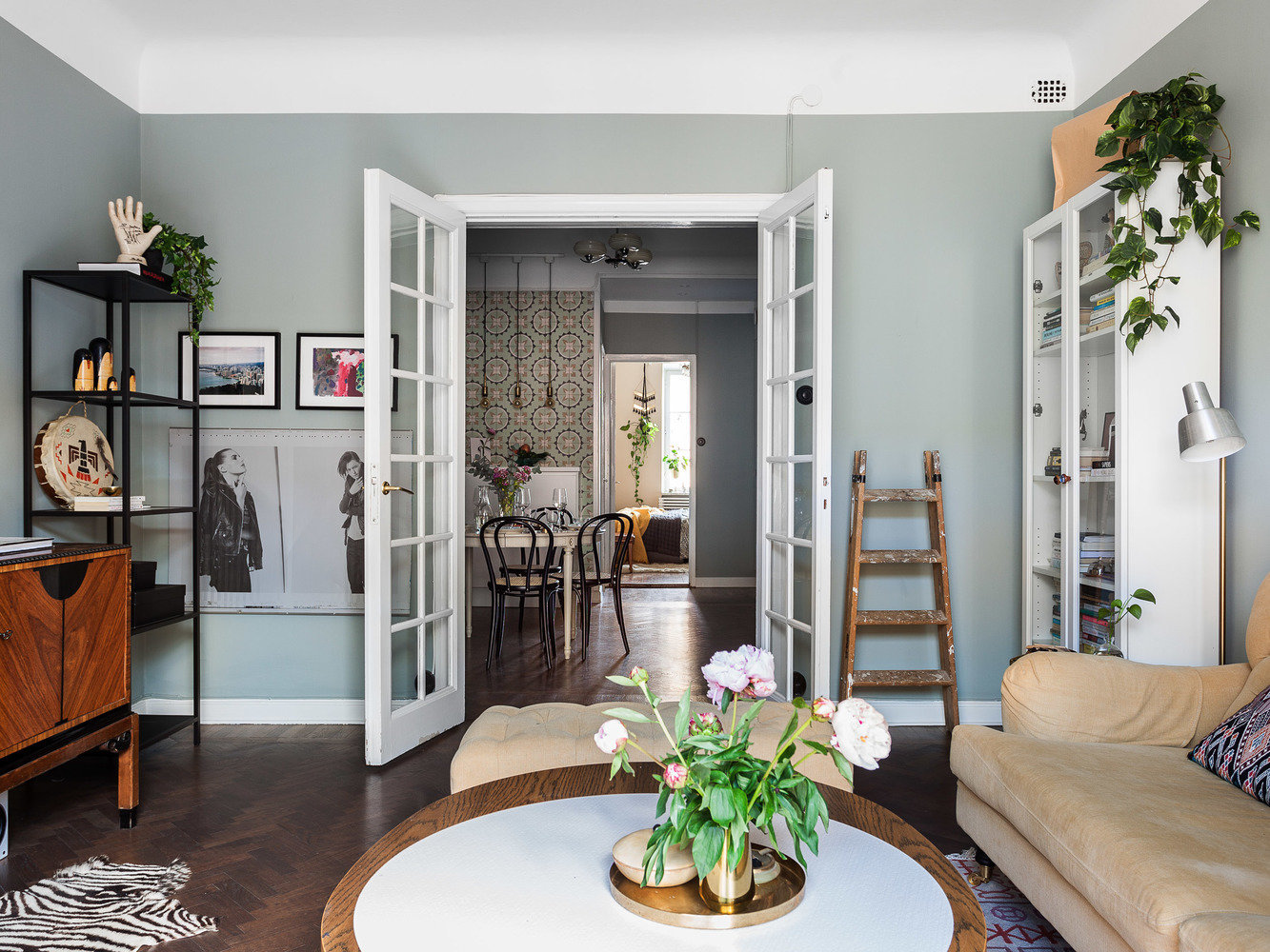 Фотография: Гостиная в стиле Скандинавский, Кухня и столовая, Спальня, Эклектика, Декор интерьера, Квартира, Швеция, Декор, Зеленый, Стокгольм, как создать уютную атмосферу, как обустроить двухкомнатную квартиру, 2 комнаты, 40-60 метров, как сочетать орнаменты – фото на INMYROOM