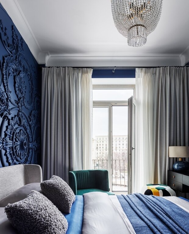 Зеленое кресло и золотой столик в винтажном стиле у двери с выходом на маленький французский балкончик располагают неспешно выпить утренний кофе, любуясь видом на Садовое кольцо и музей Булгакова.