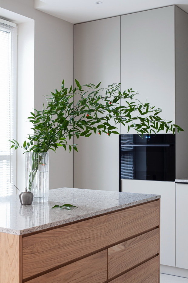 Фотография: Кухня и столовая в стиле Минимализм, Квартира, Проект недели, Санкт-Петербург, 4 и больше, Более 90 метров, Juicy Flat, Наташа Курлыгина – фото на INMYROOM