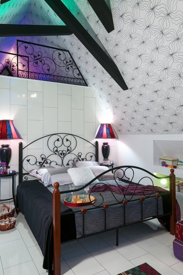 Фотография: Спальня в стиле Эклектика, Декор интерьера, Дом, Архитектура, Дизайн интерьера, Декор, Мебель и свет, Проект недели, Переделка, Дача, Мансарда, Строительные материалы, Дом и дача, Фазенда, Строительные работы, как обустроить мансарду, спальня в мансарде, лаундж-зона – фото на INMYROOM