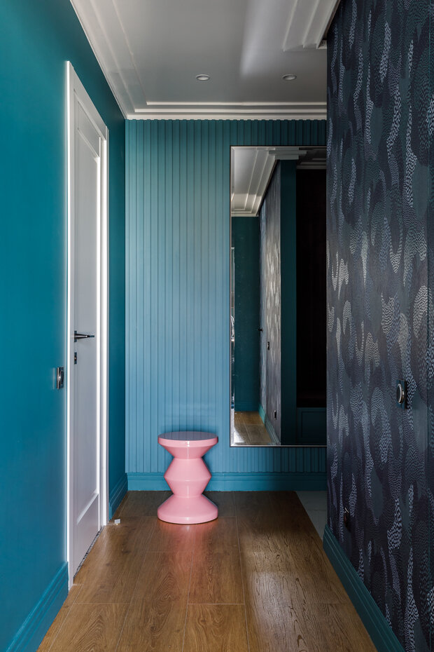 У семьи много спортивных увлечений, поэтому было необходимо организовать несколько мест для хранения для инвентаря, но сделать это так, чтобы визуально они оставались незаметными. В прихожей для этого спроектировали шкаф и гардеробную.