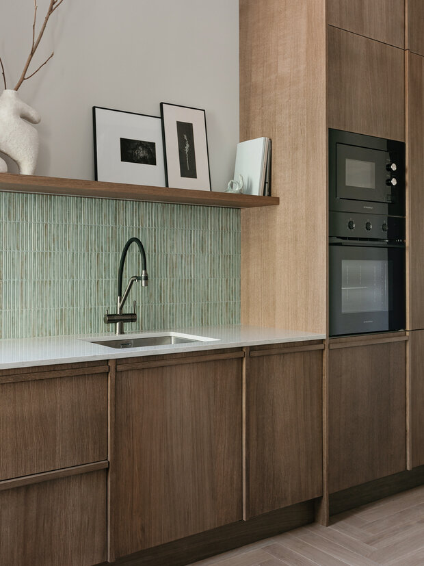 Фотография: Кухня и столовая в стиле Современный, Квартира, Проект дня, Минск, Мария Зайцева, Сталинка, Кирпичный дом, 2 комнаты, 40-60 метров, современный с элементами минимализма и эко-стиля – фото на INMYROOM