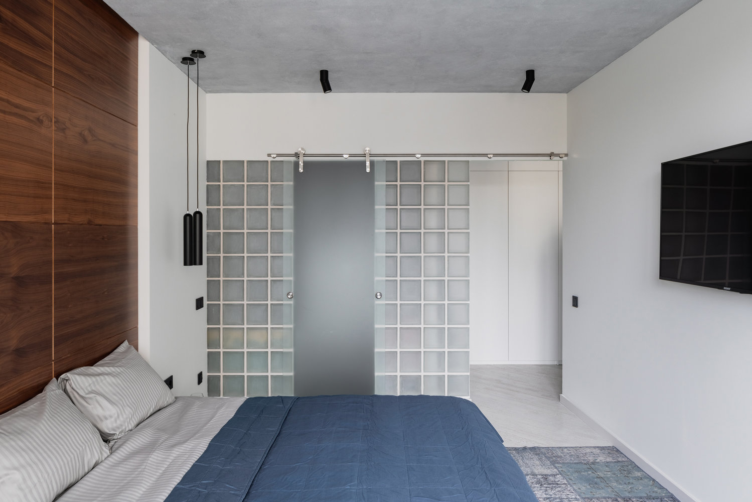 Фотография: Спальня в стиле Минимализм, Хай-тек, Квартира, Проект недели, Серый, Санкт-Петербург, Монолитный дом, 2 комнаты, 40-60 метров, Анастасия Сафьяненко, KIDZ Design – фото на INMYROOM