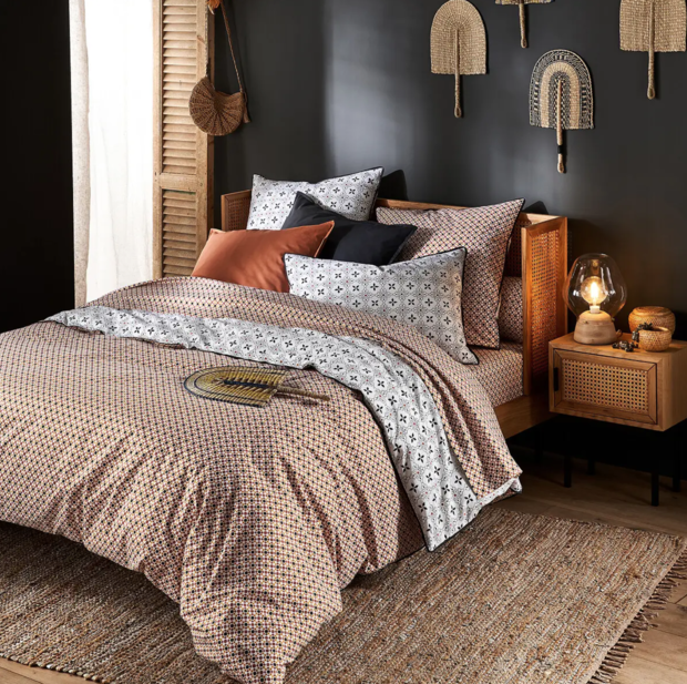 Интерьер спальни в стиле бохо с элементами джапанди