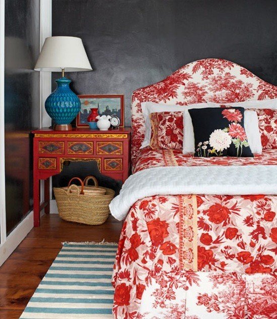 Фотография: Спальня в стиле Прованс и Кантри, Интерьер комнат, Цвет в интерьере, Красный – фото на INMYROOM