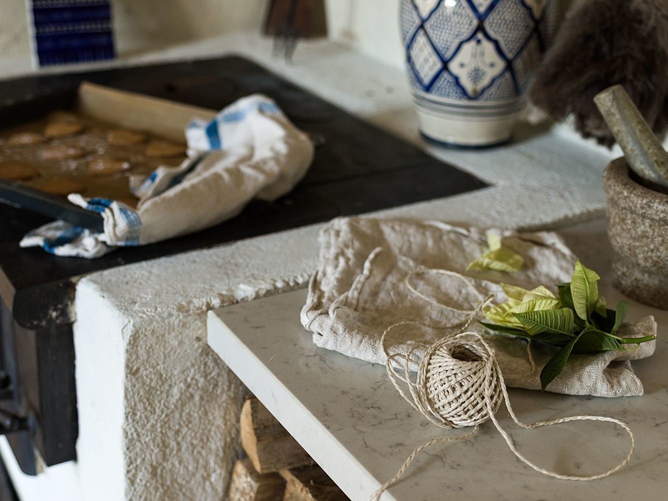 Фотография: Кухня и столовая в стиле Прованс и Кантри, Скандинавский, Эклектика, Дом, Швеция, Дача, Дом и дача, 4 и больше – фото на INMYROOM Фотография: Кухня и столовая в стиле Прованс и Кантри, Скандинавский, Эклектика, Дом, Швеция, Дача, Дом и дача, 4 и больше – фото на INMYROOM