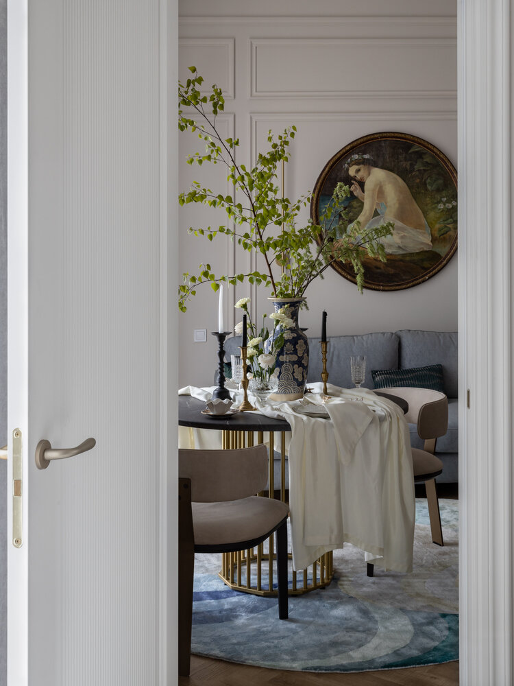 Ковер собирает всю палитру оттенков, которые есть в этом интерьере. Его необычная форма повторяет форму живописной работы над диваном. Ковер собирает всю палитру оттенков, которые есть в этом интерьере. Его необычная форма повторяет форму живописной работы над диваном.