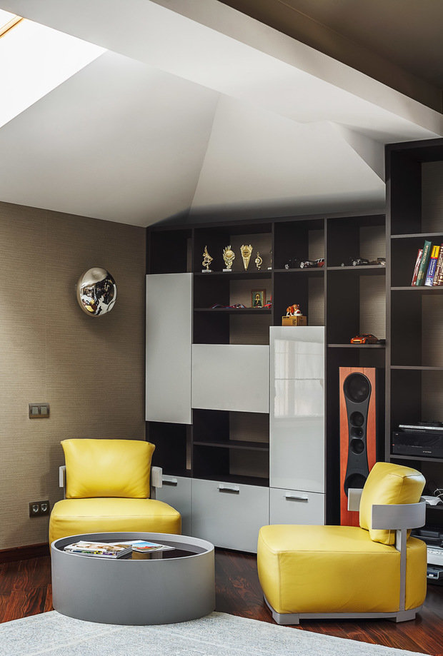 Фотография: Гостиная в стиле Современный, Классический, Дом, Проект недели, Дом и дача, Московская область, Сергей Красюк, мансарда в загородном доме, Елена Лапшина, Berloga, комната для подростка, детская для девочки – фото на INMYROOM