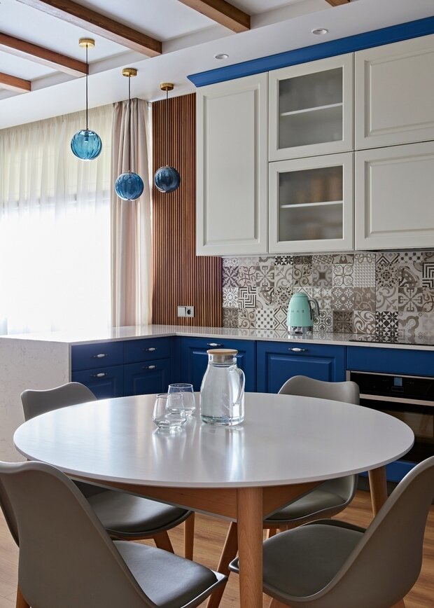 В интерьере использовали деревянные элементы, чтобы сделать помещение теплее и уютнее. Балки, рейки, пол вместе смотрятся очень гармонично.