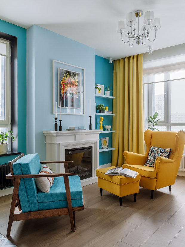 В интерьере использовали винтажные и отреставрированные предметы, например, это советское кресло с новой бирюзовой обивкой. Оно отлично сочетается с креслом из ИКЕА.