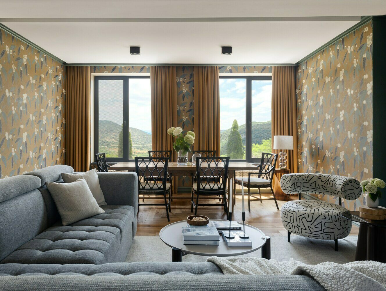 Кофейный столик у дивана выполнен турецкими мастерами, а декоративное зеркало с рябью — еще один элемент, изготовленный в Турции, который добавляет изысканности и визуальной легкости пространству. Кофейный столик у дивана выполнен турецкими мастерами, а декоративное зеркало с рябью — еще один элемент, изготовленный в Турции, который добавляет изысканности и визуальной легкости пространству.