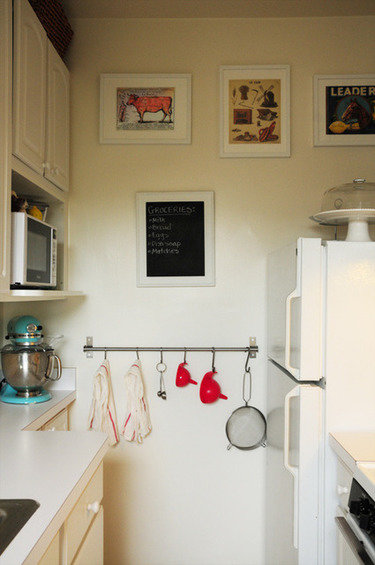 Фотография: Кухня и столовая в стиле Прованс и Кантри, Малогабаритная квартира, Квартира, США, Дома и квартиры, Советы, Картина, Принт – фото на INMYROOM