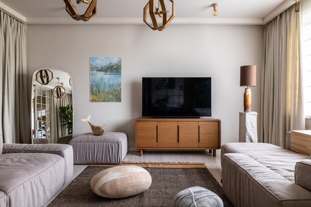 Мягкие шерстяные камни от Dolly Stone привносят в интерьер гостиной дух Bali style.