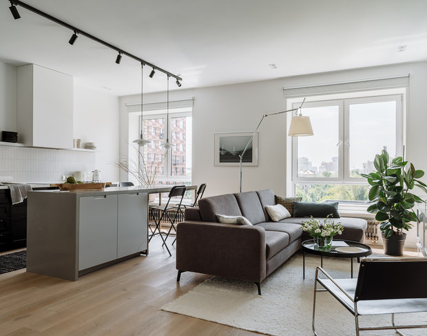 Главное украшение интерьера — большие окна, из которых открывается панорамный вид на город и благоустроенный двор-парк авторства одной из лучших компаний ландшафтного дизайна Gillespies.