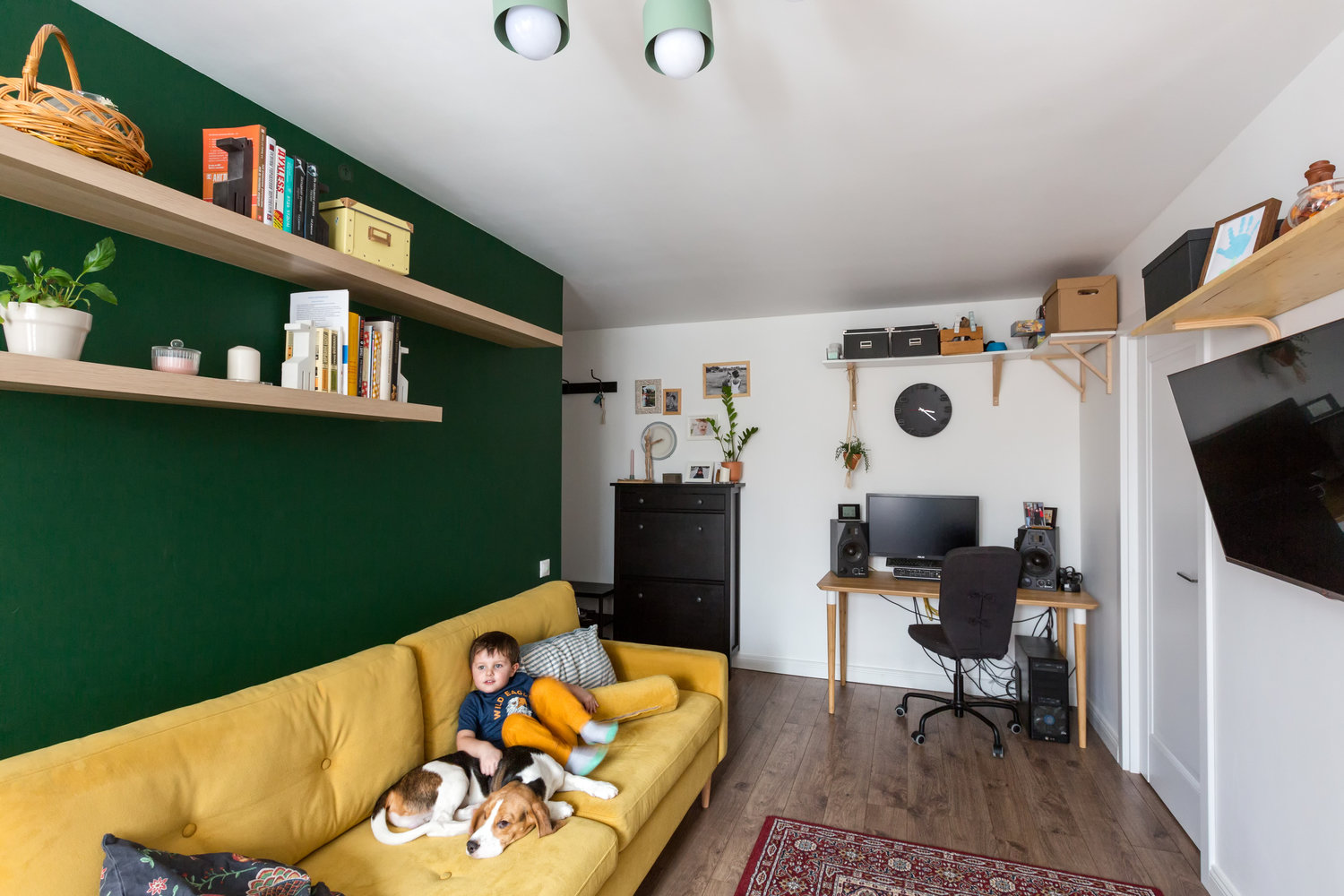 Фотография: Гостиная в стиле Скандинавский, Современный, Квартира, Белый, Проект дня, Зеленый, Желтый, Серый, Герой InMyRoom, Хрущевка, 2 комнаты, 40-60 метров, 1-515/9м, Екатерина Вокина, Ольга Казанцева – фото на INMYROOM Фотография: Гостиная в стиле Скандинавский, Современный, Квартира, Белый, Проект дня, Зеленый, Желтый, Серый, Герой InMyRoom, Хрущевка, 2 комнаты, 40-60 метров, 1-515/9м, Екатерина Вокина, Ольга Казанцева – фото на INMYROOM