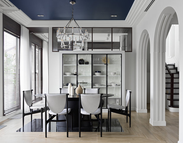 Оформление панорамных окон в проекте — не просто финишный штрих в интерьере: жалюзи, шаттерсы и ставни несут основную стилистическую ноту.