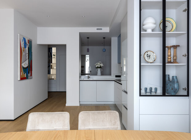 Фотография: Кухня и столовая в стиле Современный, Минимализм, Квартира, Проект дня, Москва, 4 и больше, Более 90 метров, ЖК «Holland Park», Ольга Кумова – фото на INMYROOM