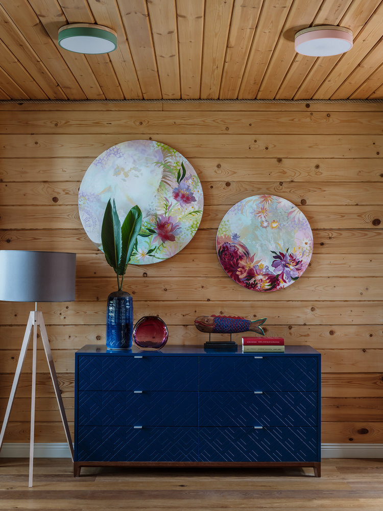 В доме предусмотрена кладовая комната, гардеробная на втором этаже. В каждой комнате есть своя система хранения исходя из функционала помещения: платяные шкафы, комоды, тумбы.