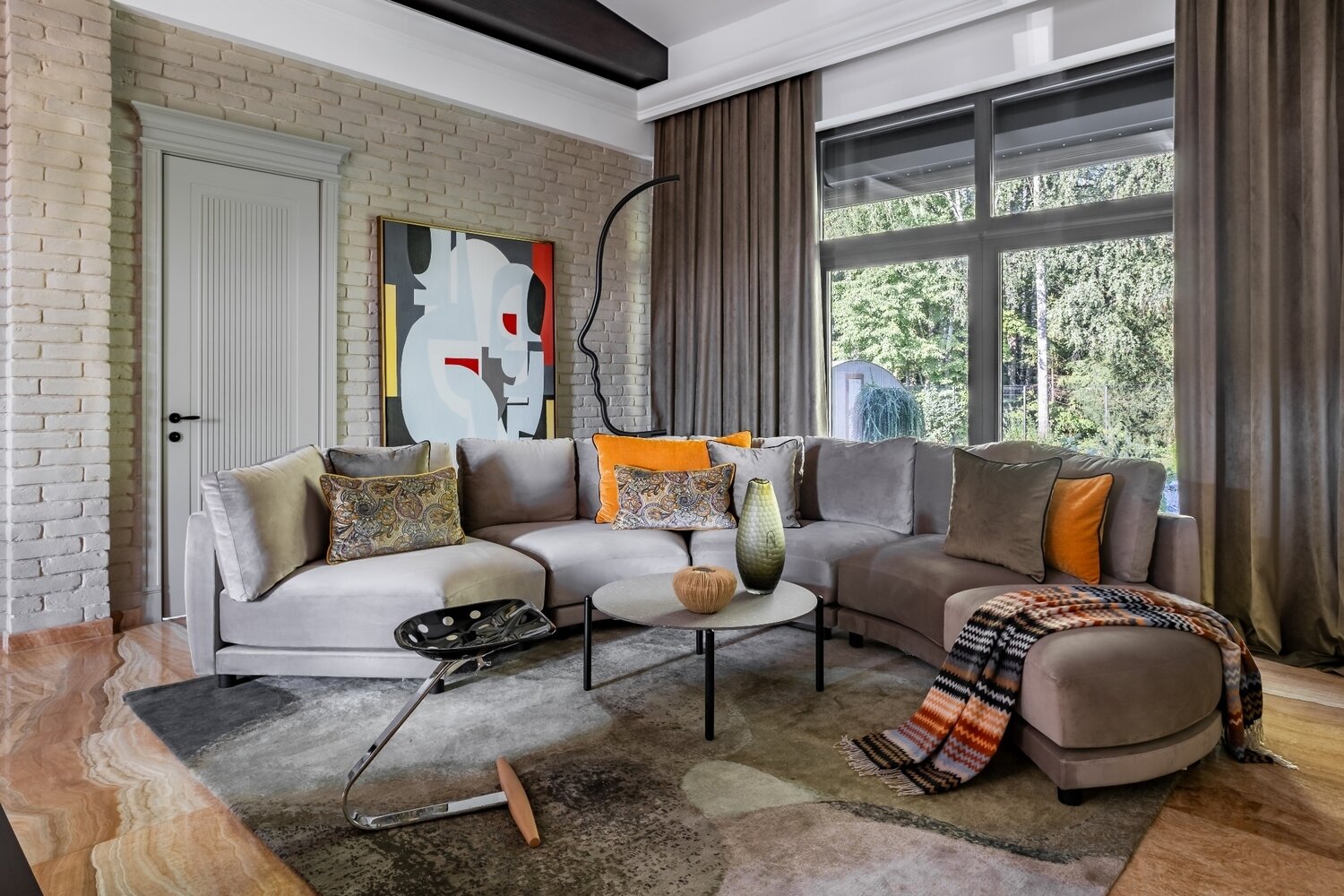 В гостиную вписали впечатляющий минималистичный торшер Mogg в форме человеческого профиля. В гостиную вписали впечатляющий минималистичный торшер Mogg в форме человеческого профиля.