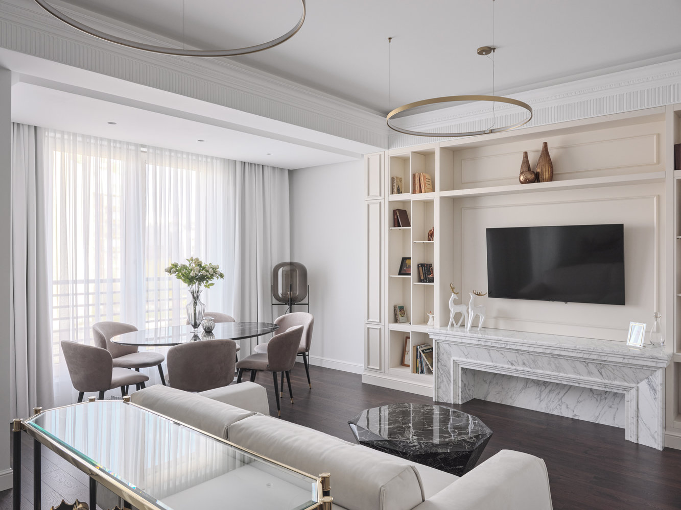 Зону ТВ выделили открытыми стеллажами более насыщенного кремового цвета, чем остальные стены.