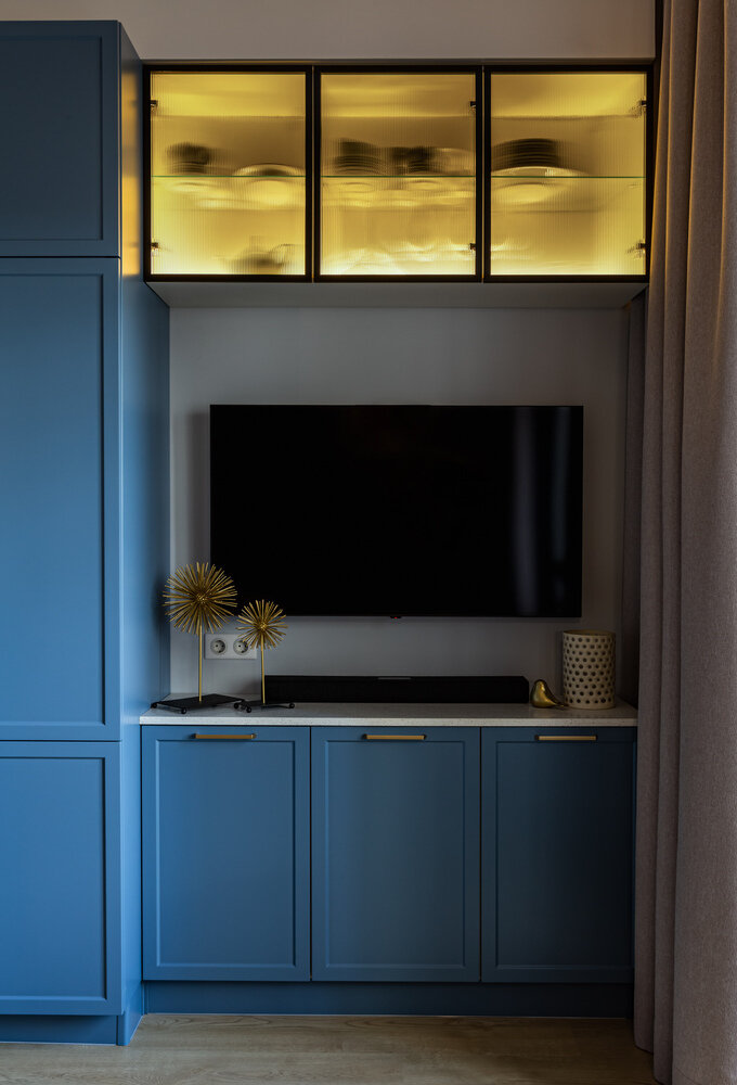 В зоне ТВ организовано дополнительное хранение по нижнему фронту и наверху. В зоне ТВ организовано дополнительное хранение по нижнему фронту и наверху.