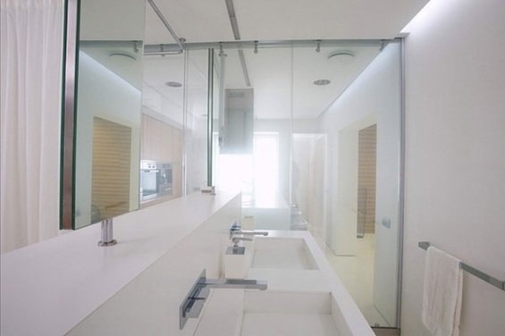 Фотография: Ванная в стиле Современный, Квартира, Цвет в интерьере, Дома и квартиры, Минимализм, Стены – фото на INMYROOM