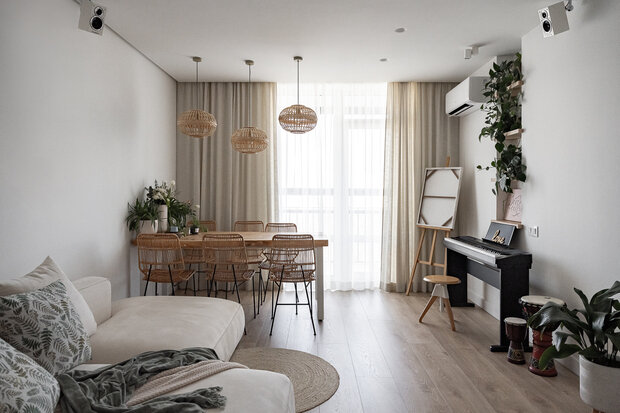 Для стен выбрали краску Derufa одного светлого оттенка. Напольное покрытие в жилых зонах — ламинат. Потолок ГКЛ, в качестве функционального освещения встроенные гипсовые светильники и трековая система.