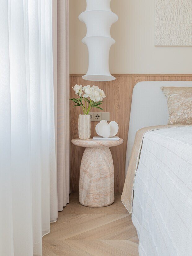 Минималистичный интерьер спальни. Использование натуральных текстур, мягкого освещения и авторского декора создает атмосферу спокойствия.