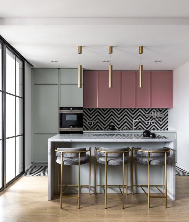 Заказчики — любители геометрических узоров: четкие линии, зигзаги, черно-белый ритм. Поэтому так или иначе геометрия прослеживается в каждом помещении. Дизайнер сделала ставку на цвет, которого в обстановке много, — получилась легкая и жизнерадостная атмосфера.