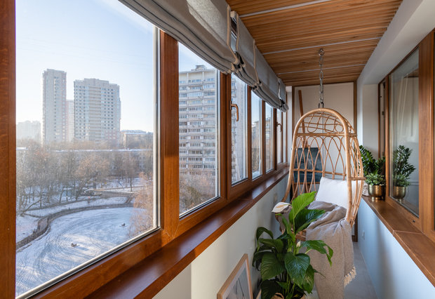 На балконе сделали встроенный шкаф для хозяйственных принадлежностей, в нем есть отсек для гладильной доски, сушилки, беспроводного пылесоса, полки такой высоты, чтобы поместились контейнеры ИКЕА.