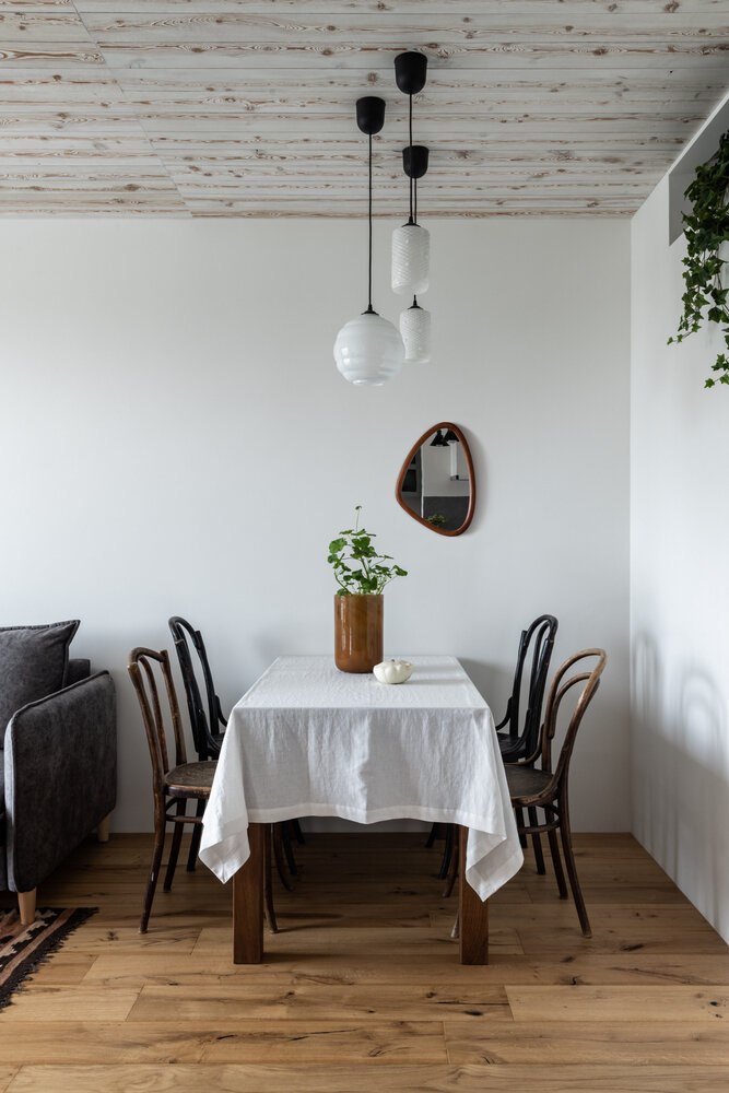 На полу в жилой зоне паркетная доска в оттенке натурального дуба. От плинтусов отказались. На полу в жилой зоне паркетная доска в оттенке натурального дуба. От плинтусов отказались.