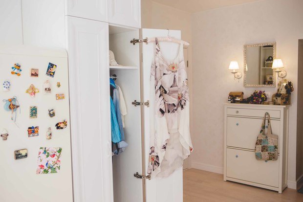 Фотография: Прихожая в стиле Прованс и Кантри, Классический, Эклектика, Квартира, Украина, Планировки, Декор, Мебель и свет, Белый, Проект недели, Бежевый, Серый, Розовый, Голубой, Бирюзовый, Коричневый, Киев, ИКЕА, перепланировка однокомнатной квартиры, Sadolin, Butlers, Befag, N&B light, AGT, Wannabe Decor, Tektura Ornamentals, Sandudd white secrets, Art De Vivre, Ирина Мануковская, Art De Vivre, Smart Design Studio, квартира в мансарде – фото на INMYROOM