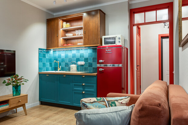 Фотография: Кухня и столовая в стиле Современный, Малогабаритная квартира, Квартира, Студия, Проект дня, Москва, до 40 метров, малогабаритки, современный с элементами ретро, фото интерьера, дизайн интерьера фото, Светлана Немцова – фото на INMYROOM