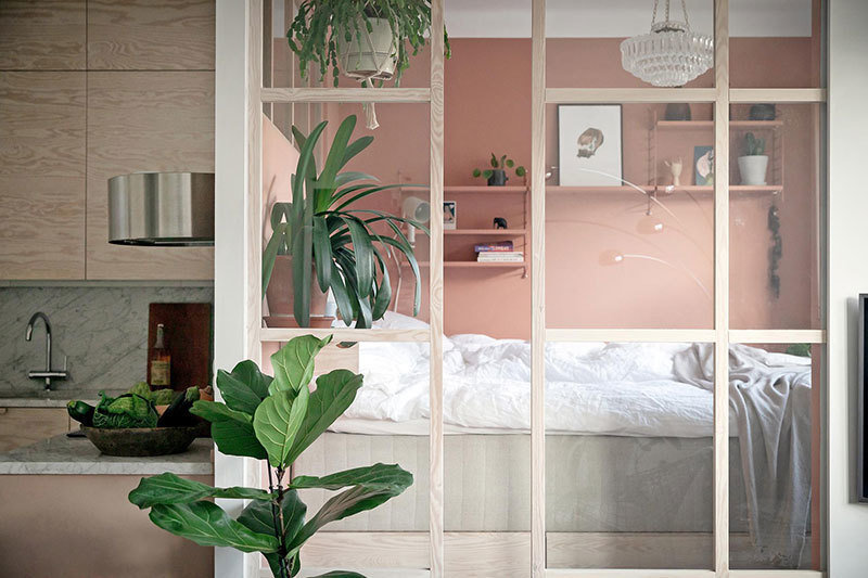 Фотография: Спальня в стиле Скандинавский, Современный, Декор интерьера, Квартира, Белый, Розовый, 40-60 метров – фото на INMYROOM Фотография: Спальня в стиле Скандинавский, Современный, Декор интерьера, Квартира, Белый, Розовый, 40-60 метров – фото на INMYROOM