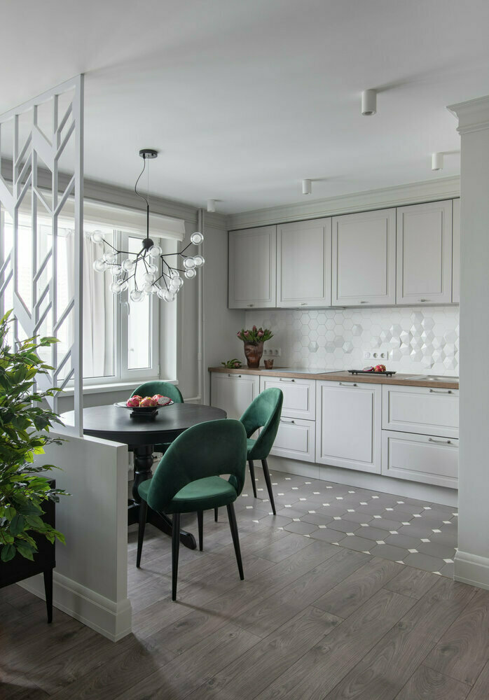 На кухонном фартуке использовали необычную выпуклую плитку Equipe.