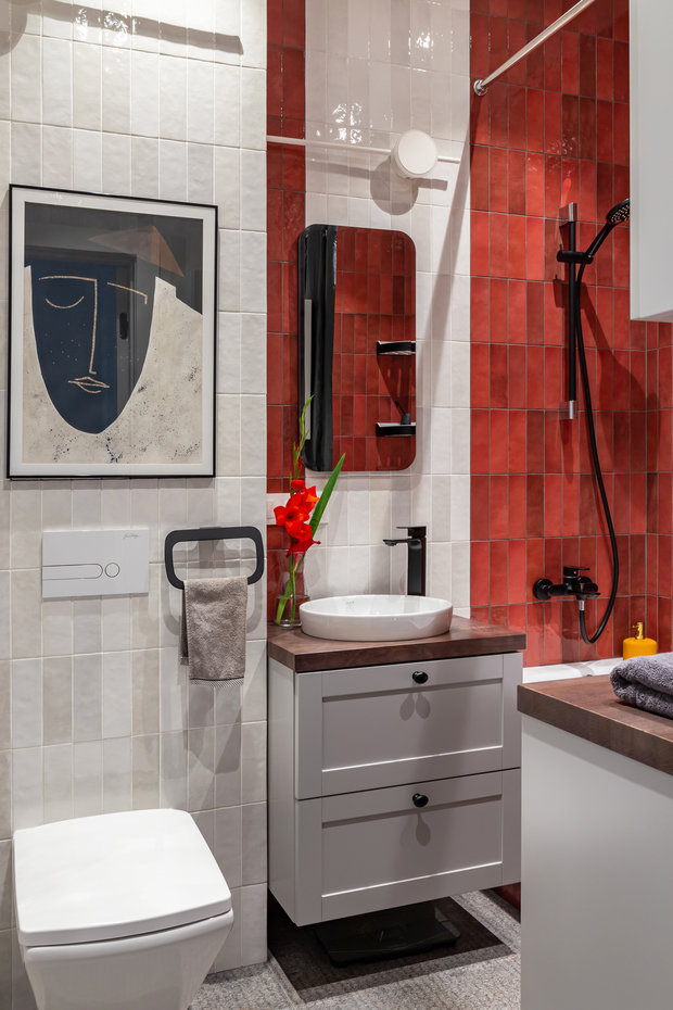 В ванной настенная плитка Equipe. На полу в прихожей и ванной плитка ABK Native Mark Fog Ret.