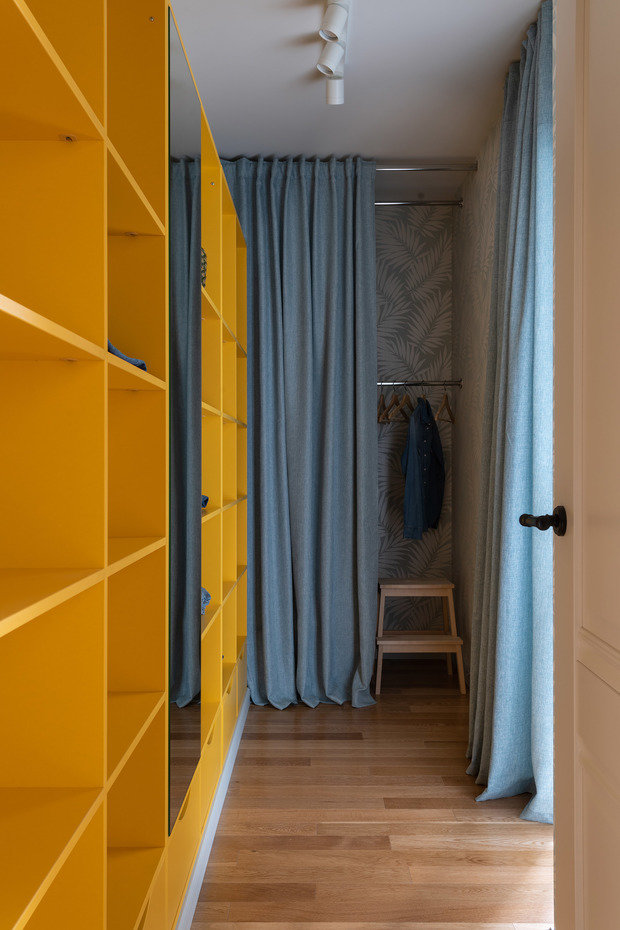 Фотография: Гардеробная в стиле Современный, Эклектика, Квартира, Проект дня, Москва, Панельный дом, 3 комнаты, 40-60 метров, П-68, Людмила Данилевич – фото на INMYROOM