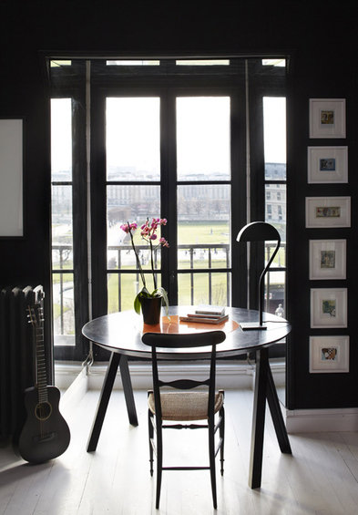 Фотография: Мебель и свет в стиле Современный, Декор интерьера, Квартира, Цвет в интерьере, Дома и квартиры, Камин, Стены, Свечи, Черный, Диван – фото на INMYROOM