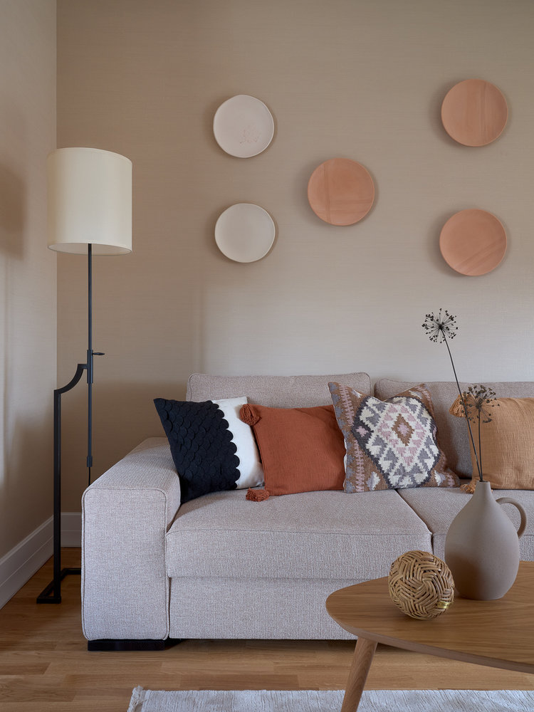 Глиняные тарелки на стене над диваном — ручная работа Татьяны Пятницкой.