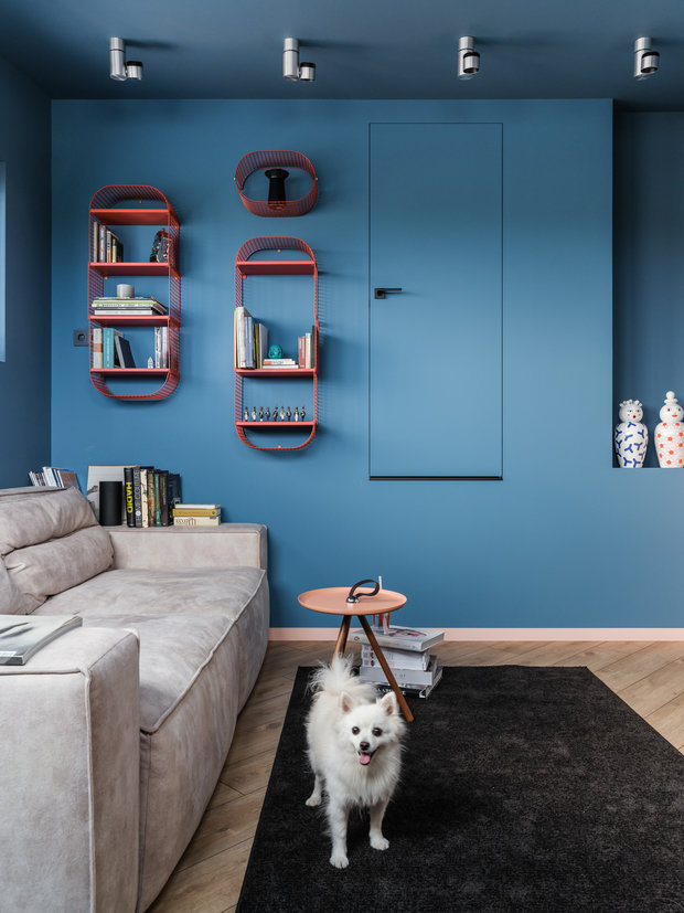 На втором этаже располагается кабинет со всем необходимым дизайнеру, а также большая гардеробная комната.